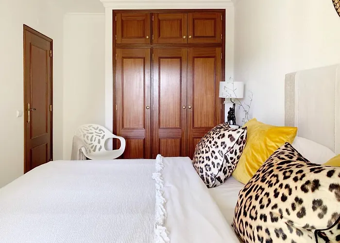 Stylish 3 Bedroom Apartment Close To The Beach
