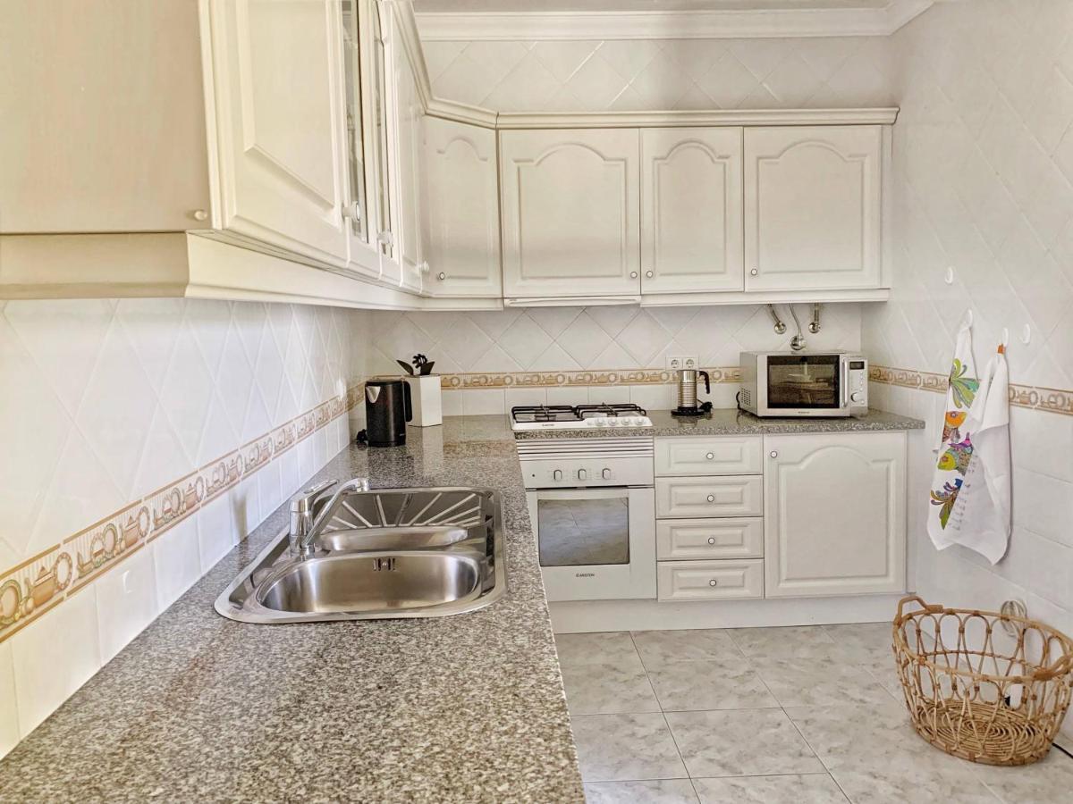 Stylish 3 Bedroom Close To The Apartment *